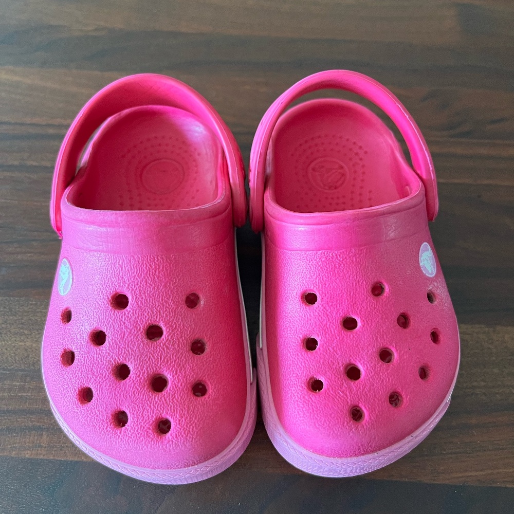 Crocs size 4/5c.  Toddler sizing.  Pink and white.
